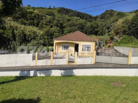 This cozy single-storey 3-bedroom villa is located in the parish of Feteiras, just 20 minutes from the center of Ponta Delgada. With a total of 252m², this villa is set in a spacious plot of 1660m². The house consists of three bedrooms, a living room...