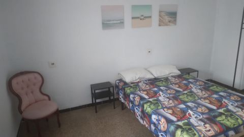 Shared room with the owner of the apartment in a town near Valencia, Riba roja de Turia, near the Manises airport and the Valencia metro. Town with all services, ideal for teleworking since we have idyllic mountain and river landscapes very close, le...