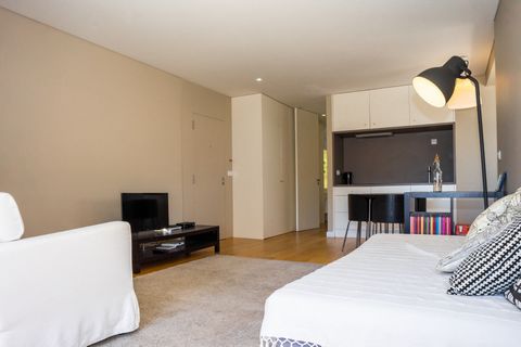 Welcome to this comfortable apartment just a few meters from the beach! With free private parking and 2 bedrooms, perfect for hosting up to 3 people. It has all the necessary amenities for a good family holiday. The master bedroom features a comforta...