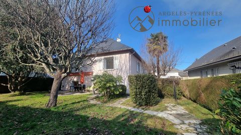 Nestled in the vibrant town centre of ARGELES-GAZOST, this spacious house of 210 m2 on two levels offers a unique opportunity. On the ground floor, two fully renovated apartments, comprising a T2 and a T3 respectively, offer attractive rental potenti...