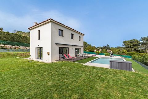 Located in a prestigious neighborhood near the village of Valbonne, in a dominant position, modern villa of recent construction with quality fittings. Once inside the living space offers on 125 m2: entrance hall, open fitted kitchen, storeroom and wc...