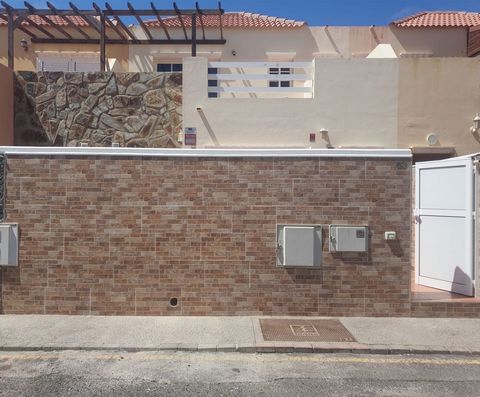 Abraham Redondo met Best House verkoopt eengezinswoning in Costa Calma, deze woning heeft drie slaapkamers en twee privÃ©terrassen, plus een parkeerplaats en een berging die bij de prijs zijn inbegrepen. De woning heeft drie slaapkamers, hoewel de de...