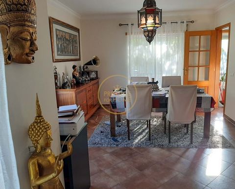 Découvrez cet appartement dans la ville de Loulé, une occasion unique de vivre dans un quartier calme et agréable à Quinta de Betunes. Cet appartement de 3 chambres et 2 salles de bains offre un espace généreux, d’une superficie totale de 132,45 mètr...