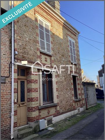 Located in Châlons en Champagne dowtown, yet in a very quiet area, you will be undoubtedly charmed by this typical house in millstone. On the ground floor, a corridor will lead you to a kictchen, one living-room, one dining room and toilets. The firs...