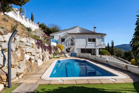 Lucas Fox presents this villa located in the prestigious area of Mas Coll in Alella, a quiet area in a natural environment. The property offers proximity to the city of Barcelona, with all the urban amenities, without giving up the tranquility of liv...