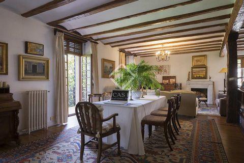Lucas Fox presents this unique property for its historical value, a farmhouse from the post-medieval period dating from the 16th century. It is an emblazoned house, a term that in architecture refers to houses whose facades bear the arms, shields or ...