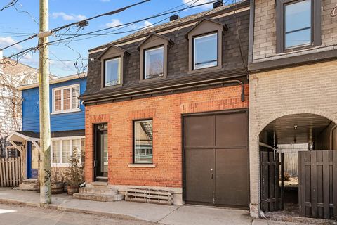 If you're walking in the area, you've definitely noticed this house with its beautiful renovated façade! Wait until you see the back with its extension and its small urban courtyard, you will be completely charmed! Arranged on 3 levels, the property ...