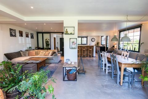 In the artisan village of Les Colombières, in Bourg St Maurice, this spacious house of 220m2 of living space, facing South-East, is built on a flat and wooded plot of 1138m2, just 5 minutes from the town centre and the funicular. Recently renovated w...