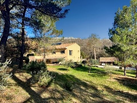 ROUSSET, à l'Est d'Aix-en-Provence, à vendre sur UN HECTARE de terrain boisé paysagé, une propriété d'exception construite en 2011 et nichée dans un écrin de verdure, idéalement située au pied de la Montagne Sainte-Victoire, classée « Grand Site de F...