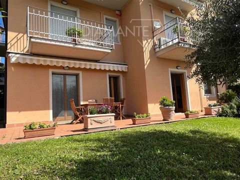 Tuoro sul Trasimeno (PG) : In recently built building, ground floor flat of 123 sqm approx., comprising large living room, kitchen, hallway, three double bedrooms and two bathrooms (one with tub and one with shower). The property includes a garage of...