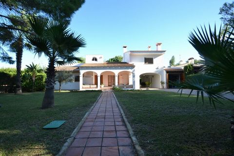 Riumar is a small urbanisation of just over 1,000 houses located directly on the beach and surrounded by the Ebro Delta Natural Park. It has 18 restaurants and 5 beach bars, a SPAR supermarket and a small river port. The villa has a plot of 1.000 m²,...