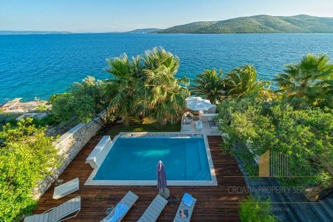 Vacker, modern villa med 5-stjärnig standard vid havet, med direkt tillgång till stranden och poolen! Idealisk kombination av glas och sten i villainredningen, rymliga terrasser med utsikt över havet gör det verkligen till en pärla i Adriatiska havet...