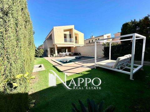 We present a very bright semi-detached house in Puig de Ros with private pool and parking. The property has a perfect position entering the urbanization, close to bus line, shopping centres, medical centres, schools, coastal areas, beaches, golf cour...