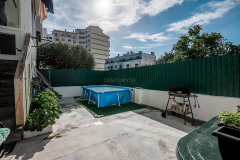Excellent 2+1 bedroom apartment located in Queluz, 2 minutes from the train station, on the ground floor with a terrace (93m2) and excellent sun exposure. This property has 3 bedrooms, one of which is a suite with a private entrance via the terrace. ...