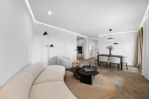Discover this 78 m2, 2 bedroom flat in Villefranche-sur-Mer, nestled in an intimate condominium with just 4 lots. A perfect blend of charm and modernity, the flat features a bright living room opening onto a sunny 17 m2 terrace, a fitted kitchen, liv...