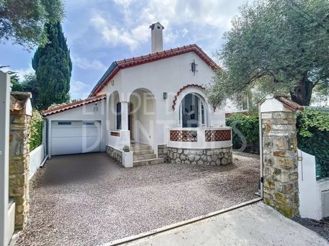 Sole Agent. In the heart of Cap d'Antibes, cose to the beaches and the shops in a superb secured estate, refurbished villa of around 100 sqm on a flat land of 315 sqm. Villa is composed of a living room with a beautiful fitted kitchen, a master bedro...