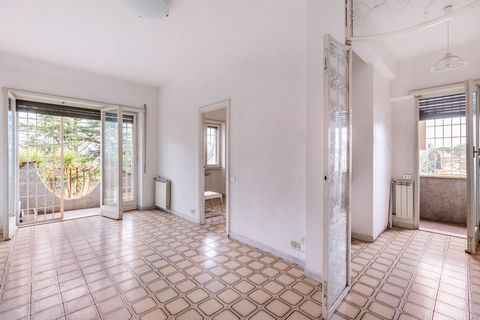 Cassia / Due Ponti Przy Via Raffaele Stasi mamy przyjemność zaoferować do sprzedaży jasne mieszkanie do remontu o powierzchni około 45 m², składające się z: salonu, sypialni z dwuosobowym łóżkiem, obie z widokiem na duży panoramiczny balkon, aneksu k...