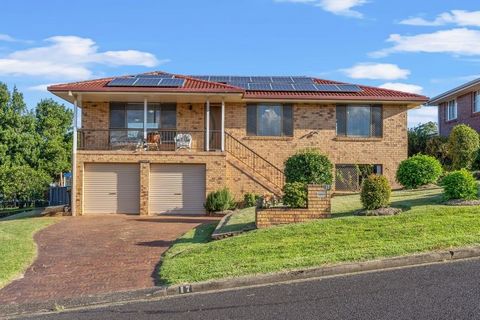 Situated in the highly popular, family friendly suburb, this well-presented double storey brick residence encompasses two levels of generous living. The residence features a spacious living/dining area with reverse cycle air conditioner, modern bathr...