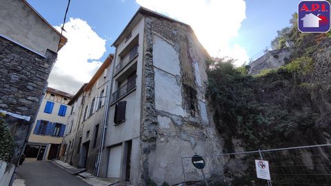 TOWNHOUSE ! In the city center of Tarascon-sur-Ariege, close to shops, services, schools and transport. This three-storey stone town house has a garage on the ground floor, a living room with kitchen on the first floor, two bedrooms and a bathroom on...