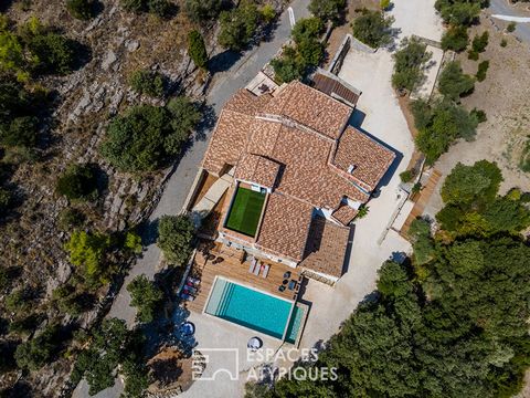 Located near the Pic St Loup, this exceptional farmhouse, combining the authentic charm of an old construction with a very successful recent renovation, is nestled in a preserved and beautiful natural environment. The farmhouse is more than 400 m2 in...