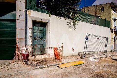 Investment opportunity in an urban building in a prime area of Lisbon with the potential for the construction of a house or a building with about 4 floors. This building is located in a prime area of the city, in front of the Villa Infante developmen...