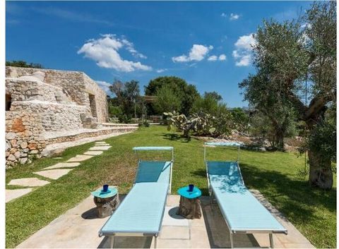 Het heeft een prachtig zwembad met hydromassage, tuin met grill en verschillende gebieden buiten onder de Apuliaanse olijfbomen. Het is een droom.