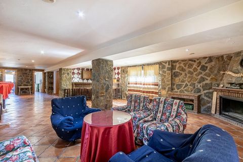 Would you like to live away from the noise in a unique environment in the middle of nature? This home provides you with everything you are looking for! It has 4500m2 of plot in a spectacular enclave, the Dehesa de Íllora. The exterior part has severa...