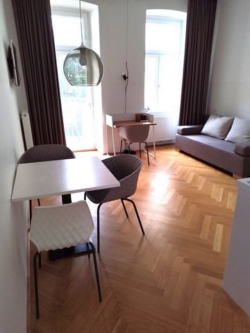 Move in and relax! Spend your time in Vienna in this high-quality renovated, exceptional old building apartment with traditional Viennese charm. The apartment, located on the 1st floor, has a separate bedroom facing the courtyard with a comfortable h...