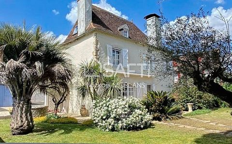 Able to be sold furnished, this magnificent, well-preserved 17th century property has retained all its authenticity! Lovers of beautiful homes, this house will seduce you with its beautiful trademarks, all in a small, quiet village - 10 minutes from ...