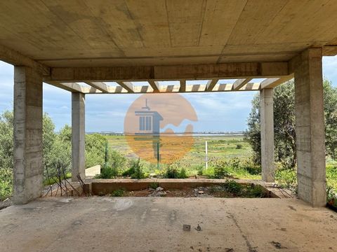 This excellent three-storey villa with generous areas has to offer, in addition to a modern and sophisticated design, stunning and unobstructed views of the Guadiana River and all the wonderful nature that surrounds it. With modern architecture and h...