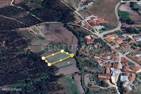 This agricultural land of 1296 m² offers an environment conducive to the development of various crops, taking advantage of the fertility of the soil and the abundance of water from the Vale Seixal stream. With its privileged and accessible location, ...