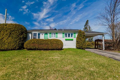 Suburban home located in a quiet area. Large backyard with vegetable garden and patio. Beautiful kitchen recently renovated with quality finishes. The interior is ideally divided into two sections, the ground floor and basement, offering the possibil...