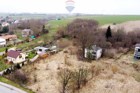 Discover the potential of this beautifully located 0.40 hectare plot of land in a picturesque region, ideal for those seeking peace and contact with nature. The plot with a panoramic view of open spaces and partial tree cover is an excellent investme...