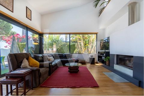 THE HOUSE This stunning Contemporary House stands, with straight lines and perfect frames, in the quiet Urbanization Vale das Laranjeiras, 5 minutes from Faro International Airport. Those who arrive will discover a  discreet, elegant house , with an ...