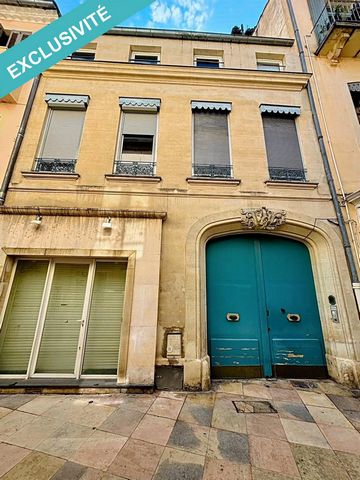 Cet appartement bénéficie d'un emplacement prisé à quelques mètres de la mairie, offrant ainsi un cadre de vie privilégié au cœur du centre ville. Adjacent aux commerces, écoles et restaurants son emplacement unique correspond parfaitement à un mode ...