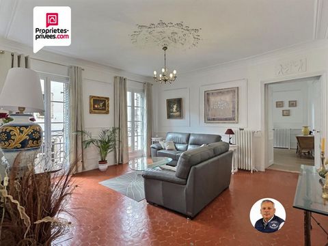 DRAGUIGNAN - Vous serez séduit par cet APPARTEMENT de 120 m² de Type Haussmannien avec beaucoup de cachet en excellent état situé en centre ville et à proximité immédiate de toutes les commodités. Il se compose d'un hall d'entrée, d'un salon, d'un sé...