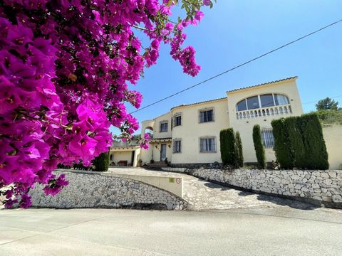 Villa muy recomendable y bien mantenida en una buena ubicación a solo 200 metros del centro de Benidoleig Ofrece impresionantes vistas a los campos de naranjos y al mar La villa consta de 2 niveles planta baja pasillo salón cocina 2 dormitorios con a...