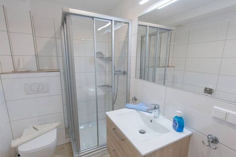 Haus Perlmuschel in der Danksteder Str. 23B mit direktem Stellplatz vor dem Eingang ist ideal für bis zu 8 Personen und ein Kleinkind. Ab Diele mit Gäste-WC und dem ersten Duschbad gelangen Sie nach links in das Wohnzimmer mit Terrassenausgang. Hier ...