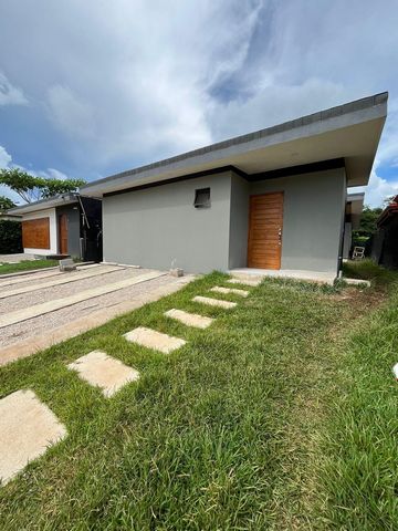 Brandneues Haus mit 3 Schlafzimmern / 3 Bädern und privatem Pool. Das Hotel liegt in Loma Verde, einer privaten Gemeinde mit 24/7 Sicherheit. In Tamarindo, nur 10 Autominuten vom Strand entfernt.