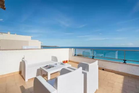 Imaginez-vous vous réveiller avec un magnifique lever de soleil et la brise marine fraîche depuis la charmante terrasse de cet appartement, à quelques pas de la mer. La terrasse est parfaite pour prendre le petit-déjeuner, profiter du soleil ou savou...