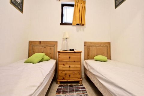 Dit goed ingerichte 2-kamerappartement in Chamrousse 1750 biedt een comfortabel verblijf voor maximaal 4 personen. Het bevindt zich op de 4e verdieping en beschikt over een balkon op het westen met een prachtig uitzicht. Het woongedeelte is voorzien ...