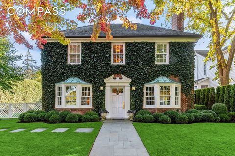 Dieses exquisite, designereigene Zuhause befindet sich im Herzen von Lake Forest und verbindet zeitlose Eleganz mit auffälligen Designeroberflächen. Es wurde kürzlich bis zur Perfektion renoviert und verfügt über ein warmes, einladendes Interieur mit...