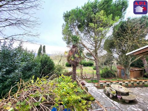 Casa de una sola planta en un terreno de 3000 m² a 8 km de Mazeres, en una tranquila aldea con una hermosa vista de los Pirineos, venga a descubrir esta encantadora casa de una sola planta de aproximadamente 115 m² en una parcela de más de 3000 m². C...