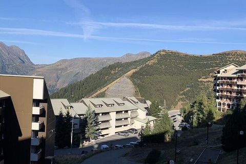 Ce confortable appartement de 2 chambres de 30 m² situé au premier étage offre un balcon orienté sud avec une vue panoramique, parfait pour se détendre après une journée sur les pistes. Il dispose de deux coins montagne : un avec deux lits superposés...