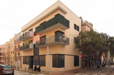 Fabelhafte Neubau-Maisonette in Nou Barris. Wir präsentieren eine neue Entwicklung im Erdgeschoss mit vielen Möglichkeiten. Derzeit handelt es sich um Erdgeschosswohnungen mit hohen Decken, die einen Maisonette-Bereich mit vielen Nutzungsmöglichkeite...