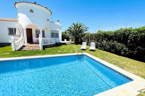 For rent in Ametlla de Mar on the Costa Daurada this villa with private swimming pool located in the Las Tres Cales Urbanization, 1 km from shops and restaurants and 4 km from the sandy cove, the villa has enclosed grounds with furniture garden, barb...