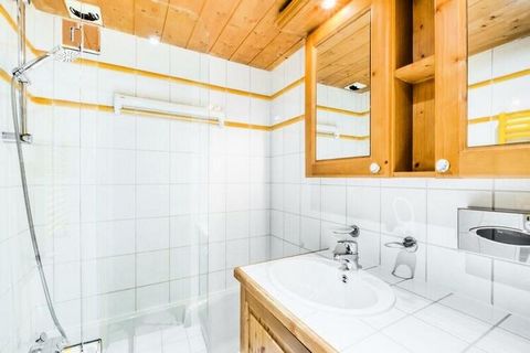 Located in the heart of Chamonix, this 3-room apartment is the perfect choice for a relaxing vacation. Accommodating up to 6 guests, it features 2 comfortable bedrooms, 2 bathrooms, and a cozy living room. Included in the amenities are bed linen, bat...