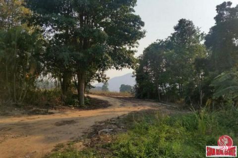 57 rai 395 sq.wah (ongeveer 9,3 hectare) grond gelegen aan de achterkant van Wat Huay Mongkol in Hua Hin, Thailand in glooiend terrein met een schilderachtig uitzicht op de bergen aan de achterkant in een rustige omgeving. De voorkant van het pand is...