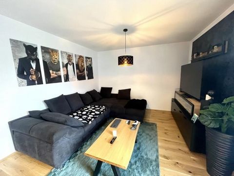 Deze charmante oase van welzijn met 2 kamers is perfect voor alleenstaanden of koppels die houden van stijlvol wonen met een eigen tuin en een zonnig terras. Het middelpunt van dit charmante appartement is de lichte en uitnodigende woon- en eetkamer ...