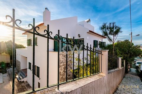 Imagínese vivir en una casa independiente, ubicada en una de las zonas más tranquilas y accesibles de Estoril. Con un estilo contemporáneo y algunos toques tradicionales, esta villa T6, con 343m² de área privada y ubicada en una parcela de 636m², es ...